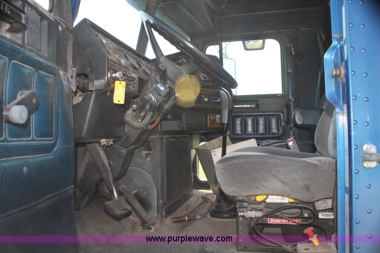 image for item I7278 1991 Freightliner FLD112 semi truck