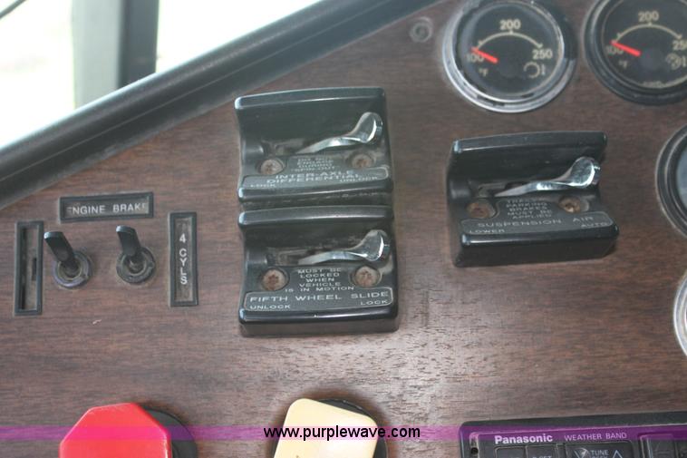 image for item I7278 1991 Freightliner FLD112 semi truck