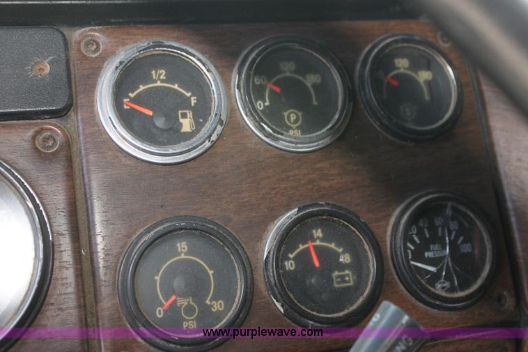 image for item I7278 1991 Freightliner FLD112 semi truck