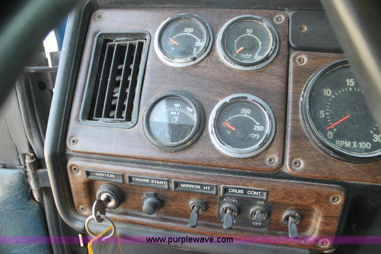 image for item I7278 1991 Freightliner FLD112 semi truck