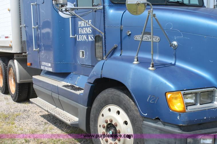 image for item I7278 1991 Freightliner FLD112 semi truck
