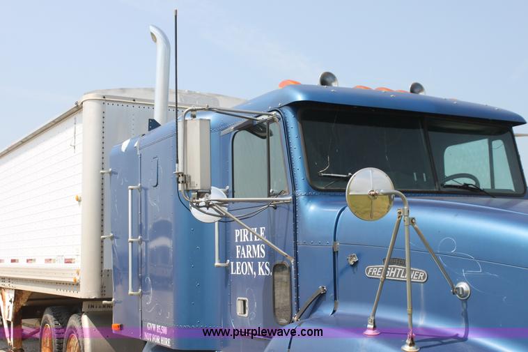 image for item I7278 1991 Freightliner FLD112 semi truck