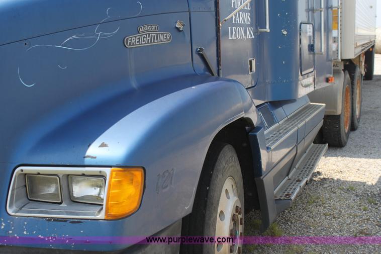 image for item I7278 1991 Freightliner FLD112 semi truck