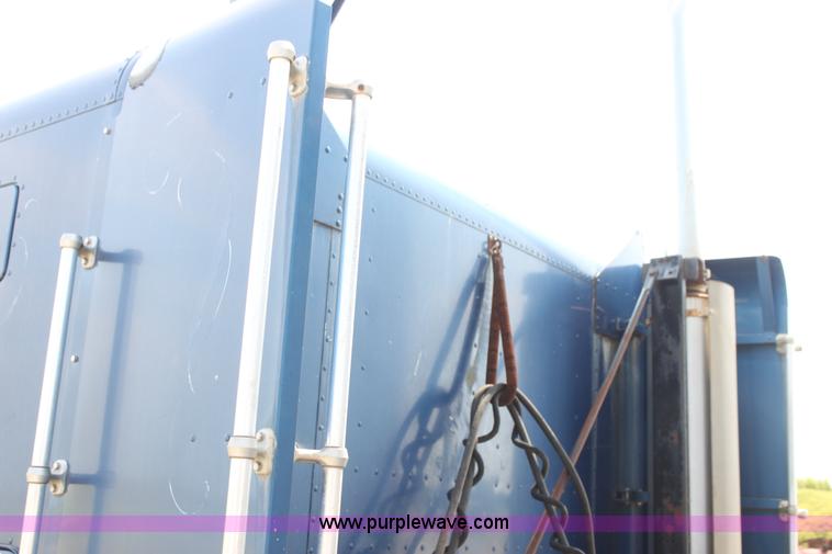 image for item I7278 1991 Freightliner FLD112 semi truck