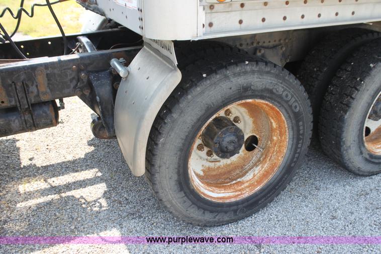 image for item I7278 1991 Freightliner FLD112 semi truck