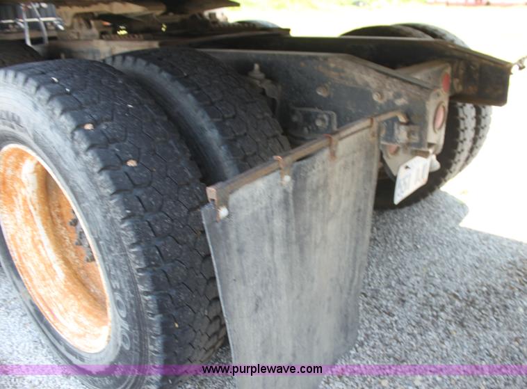 image for item I7278 1991 Freightliner FLD112 semi truck