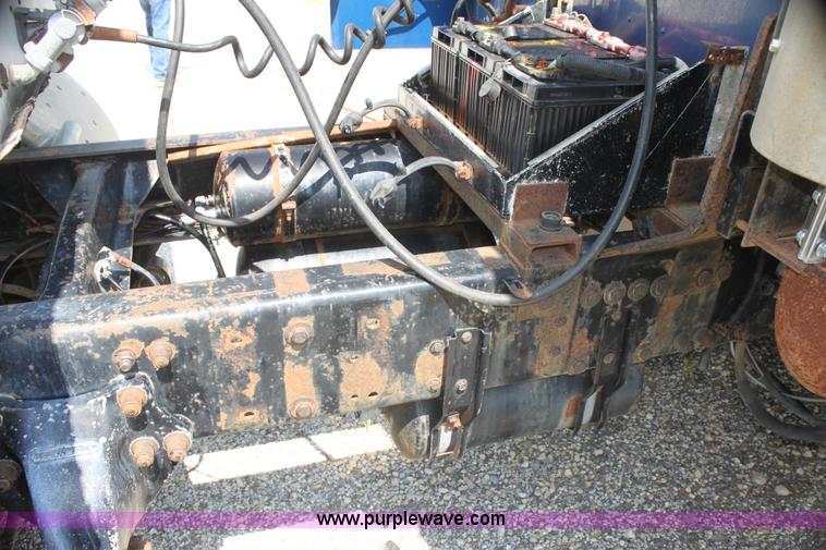 image for item I7278 1991 Freightliner FLD112 semi truck