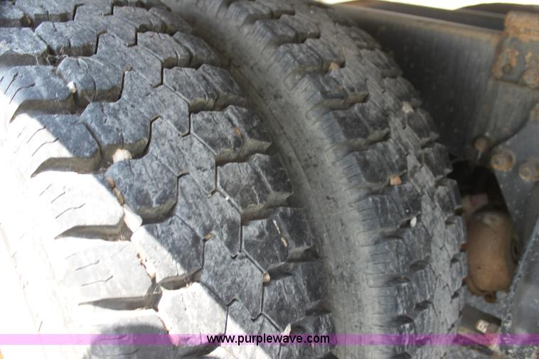 image for item I7278 1991 Freightliner FLD112 semi truck