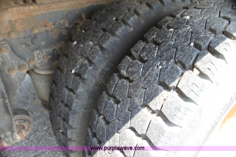 image for item I7278 1991 Freightliner FLD112 semi truck