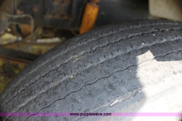 image for item I7278 1991 Freightliner FLD112 semi truck