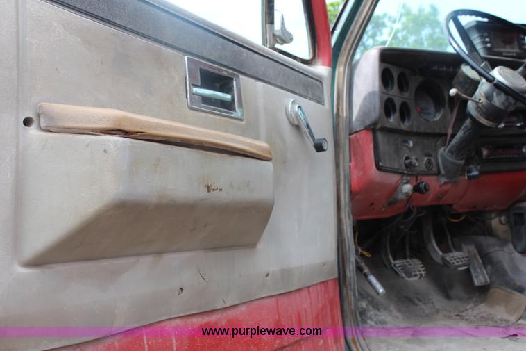 image for item J1246 1981 Chevrolet Kodiak floater spreader truck