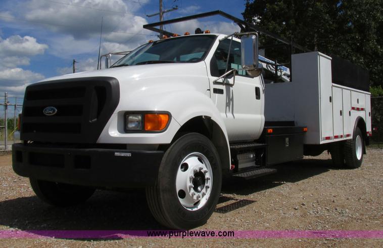 image for item AW9981 2004 Ford F650 Super Duty XL service truck with crane