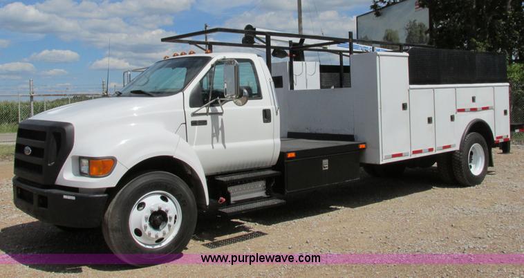 image for item AW9981 2004 Ford F650 Super Duty XL service truck with crane