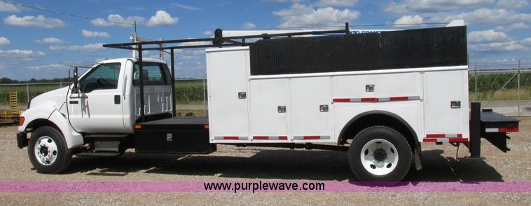 image for item AW9981 2004 Ford F650 Super Duty XL service truck with crane