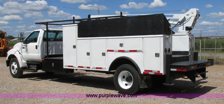 image for item AW9981 2004 Ford F650 Super Duty XL service truck with crane