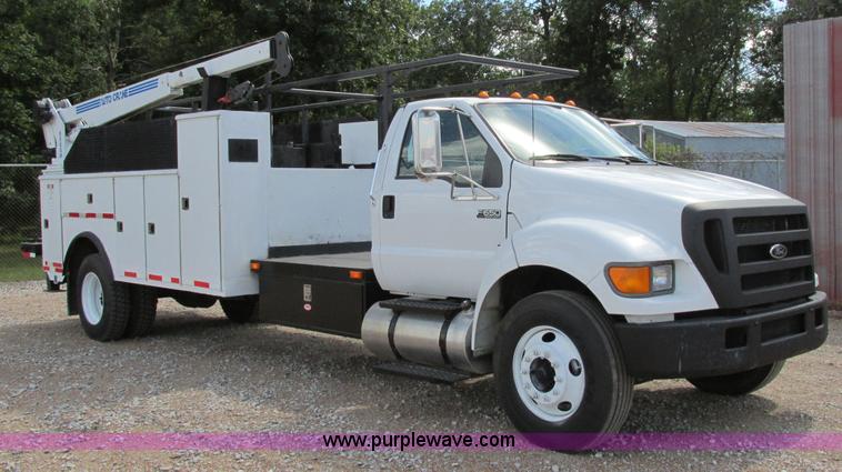 image for item AW9981 2004 Ford F650 Super Duty XL service truck with crane