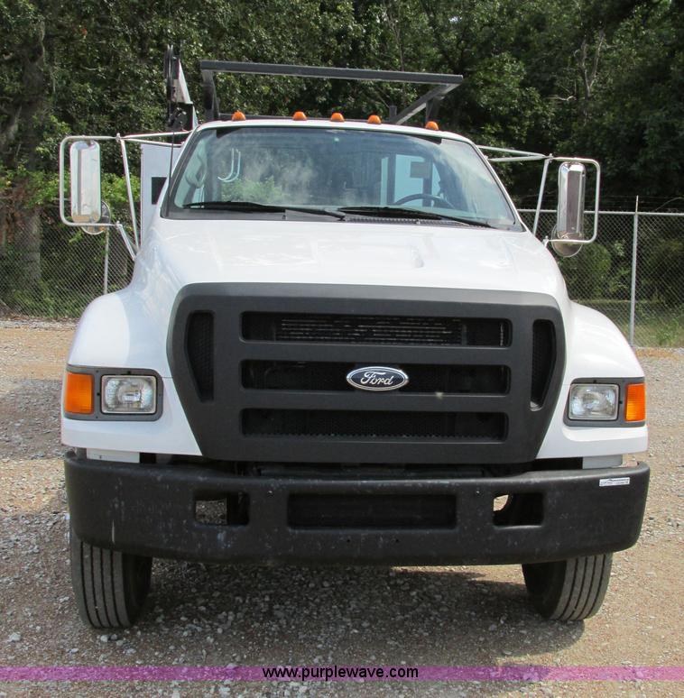 image for item AW9981 2004 Ford F650 Super Duty XL service truck with crane