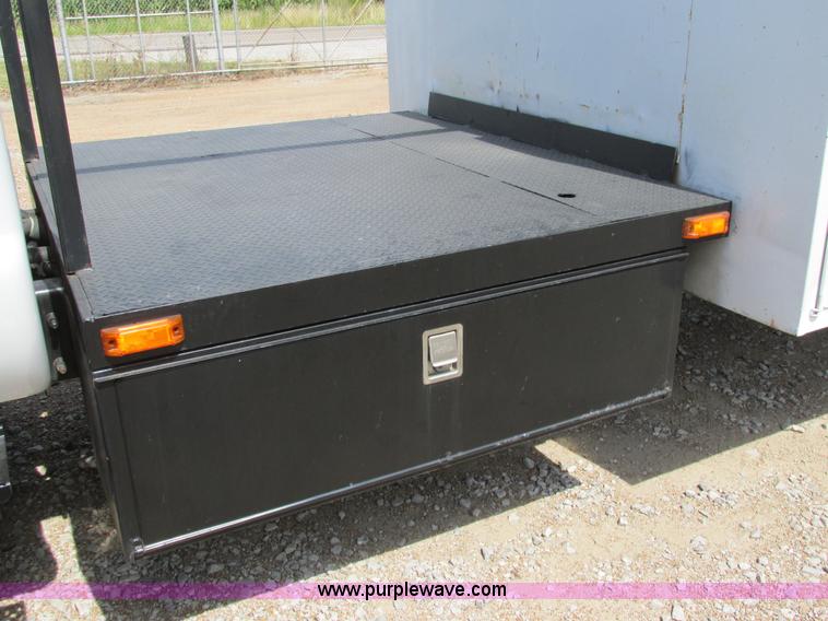 image for item AW9981 2004 Ford F650 Super Duty XL service truck with crane