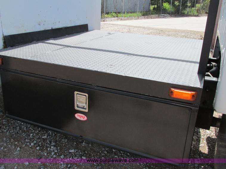 image for item AW9981 2004 Ford F650 Super Duty XL service truck with crane