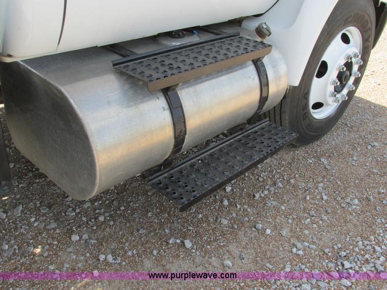 image for item AW9981 2004 Ford F650 Super Duty XL service truck with crane