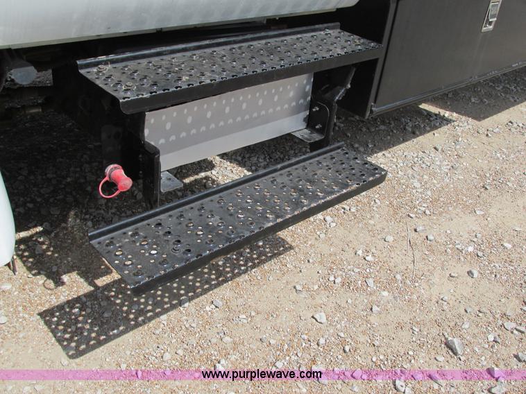 image for item AW9981 2004 Ford F650 Super Duty XL service truck with crane