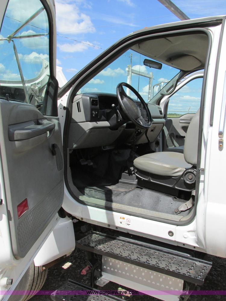 image for item AW9981 2004 Ford F650 Super Duty XL service truck with crane