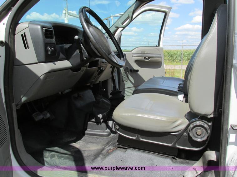 image for item AW9981 2004 Ford F650 Super Duty XL service truck with crane