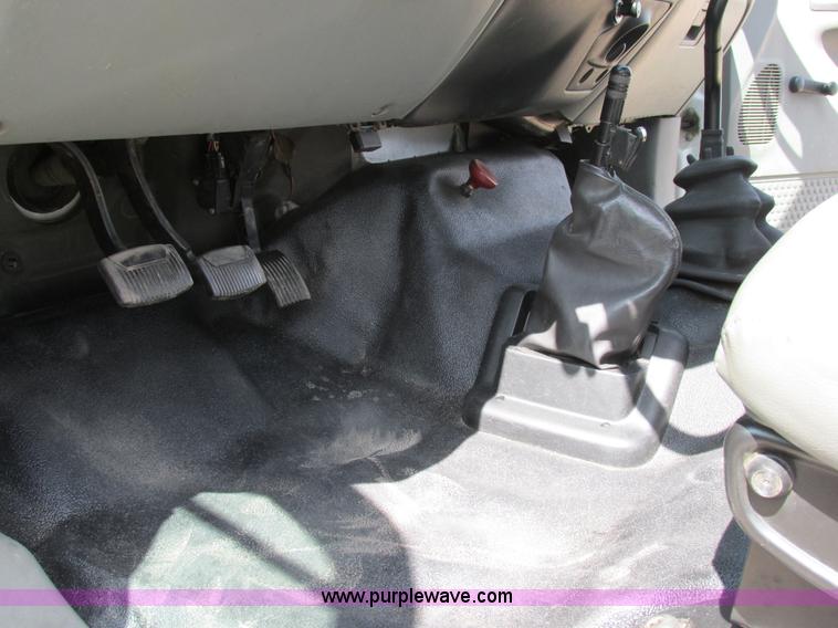 image for item AW9981 2004 Ford F650 Super Duty XL service truck with crane