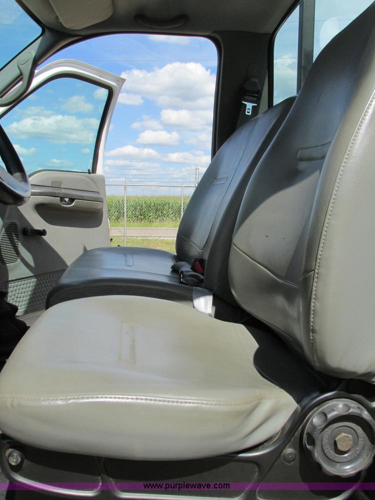 image for item AW9981 2004 Ford F650 Super Duty XL service truck with crane