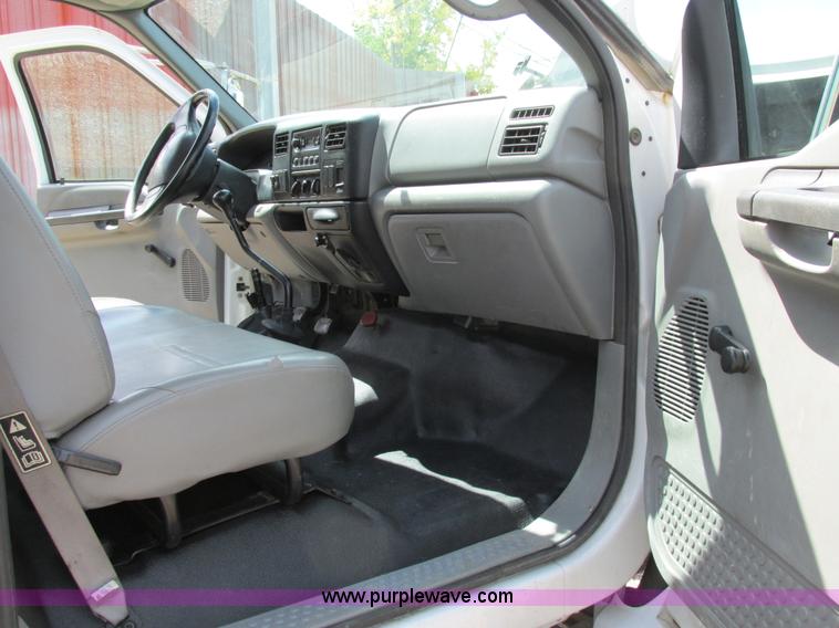 image for item AW9981 2004 Ford F650 Super Duty XL service truck with crane