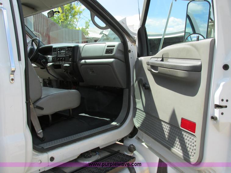 image for item AW9981 2004 Ford F650 Super Duty XL service truck with crane