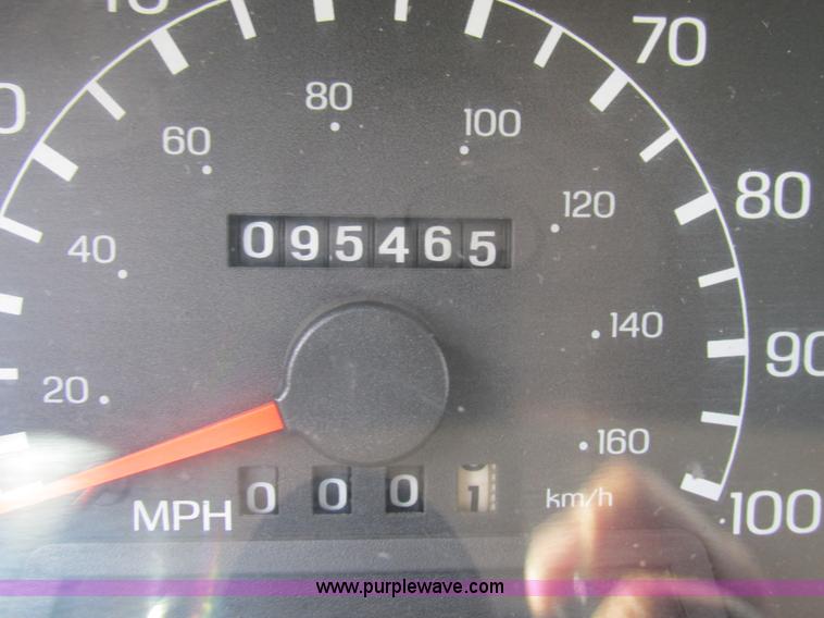 image for item AW9981 2004 Ford F650 Super Duty XL service truck with crane