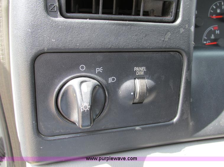 image for item AW9981 2004 Ford F650 Super Duty XL service truck with crane