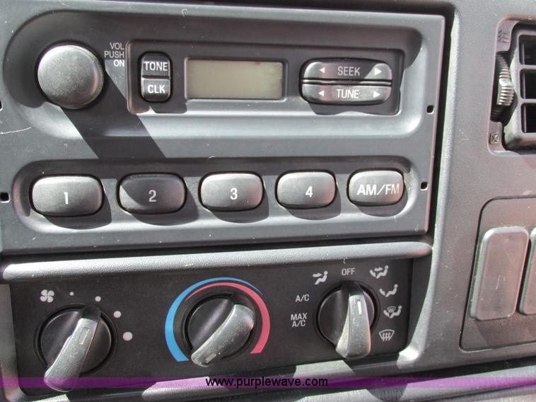 image for item AW9981 2004 Ford F650 Super Duty XL service truck with crane