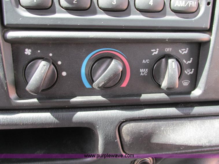 image for item AW9981 2004 Ford F650 Super Duty XL service truck with crane