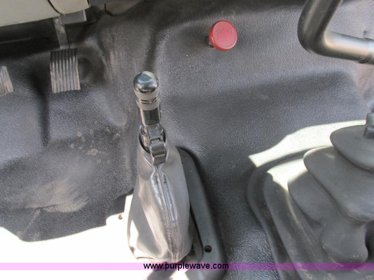 image for item AW9981 2004 Ford F650 Super Duty XL service truck with crane