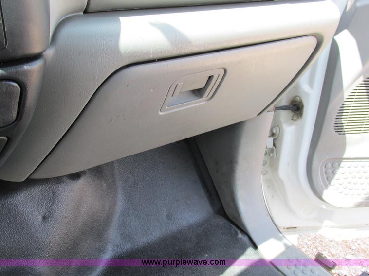 image for item AW9981 2004 Ford F650 Super Duty XL service truck with crane