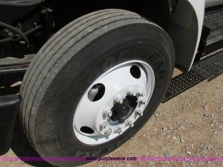 image for item AW9981 2004 Ford F650 Super Duty XL service truck with crane