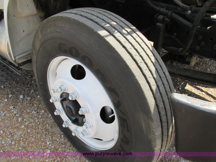 image for item AW9981 2004 Ford F650 Super Duty XL service truck with crane