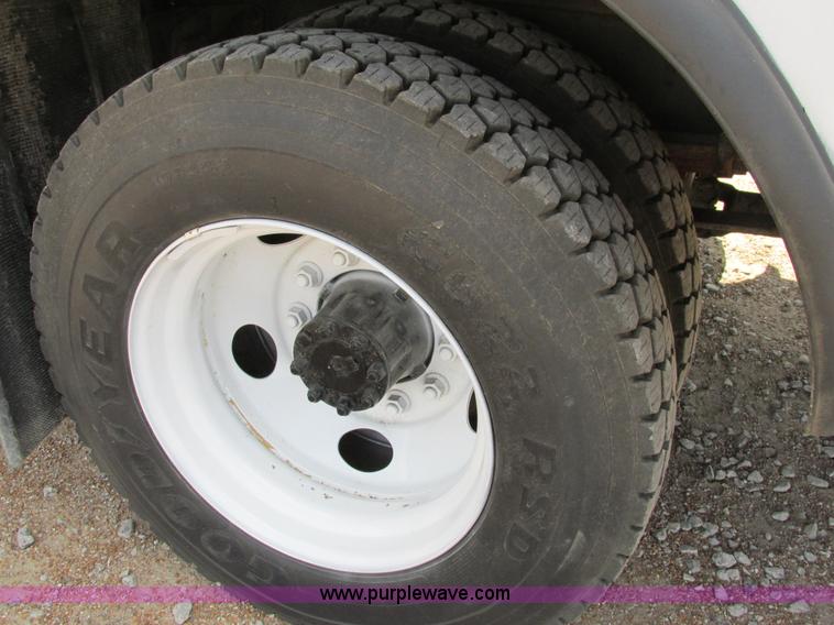 image for item AW9981 2004 Ford F650 Super Duty XL service truck with crane