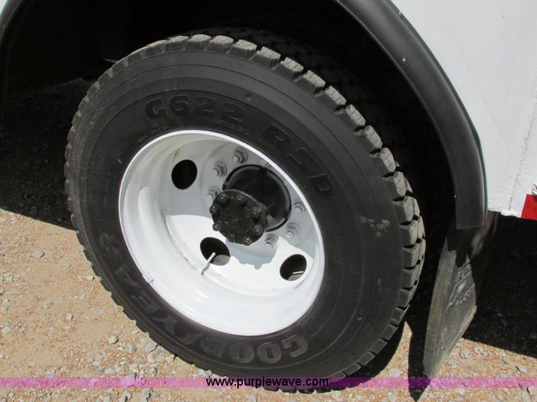 image for item AW9981 2004 Ford F650 Super Duty XL service truck with crane