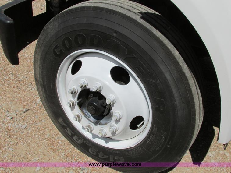 image for item AW9981 2004 Ford F650 Super Duty XL service truck with crane