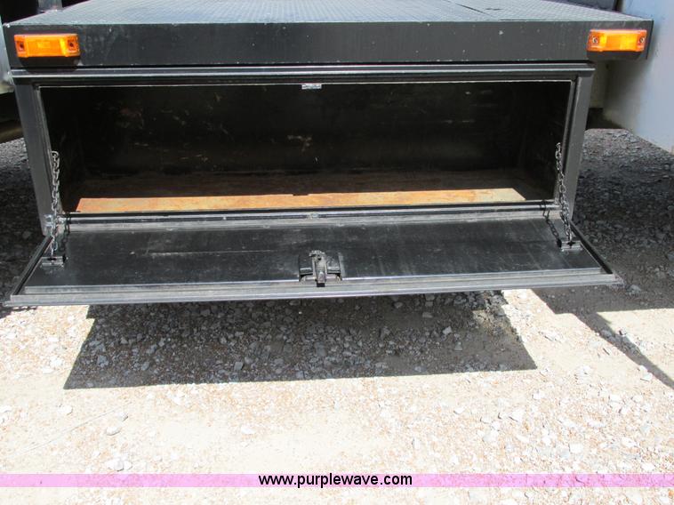 image for item AW9981 2004 Ford F650 Super Duty XL service truck with crane