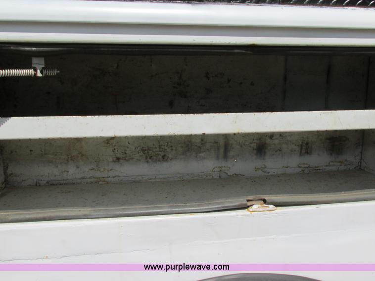 image for item AW9981 2004 Ford F650 Super Duty XL service truck with crane