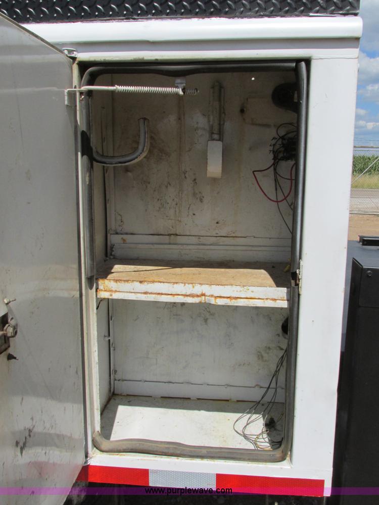 image for item AW9981 2004 Ford F650 Super Duty XL service truck with crane