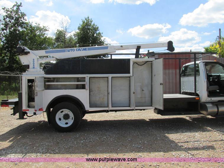 image for item AW9981 2004 Ford F650 Super Duty XL service truck with crane