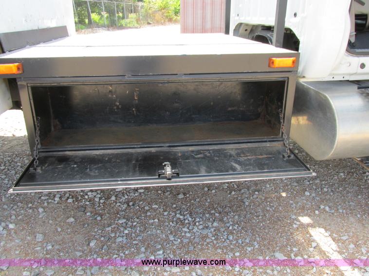 image for item AW9981 2004 Ford F650 Super Duty XL service truck with crane