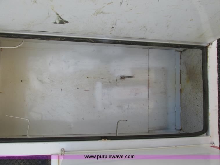 image for item AW9981 2004 Ford F650 Super Duty XL service truck with crane