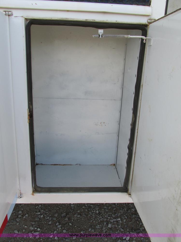 image for item AW9981 2004 Ford F650 Super Duty XL service truck with crane