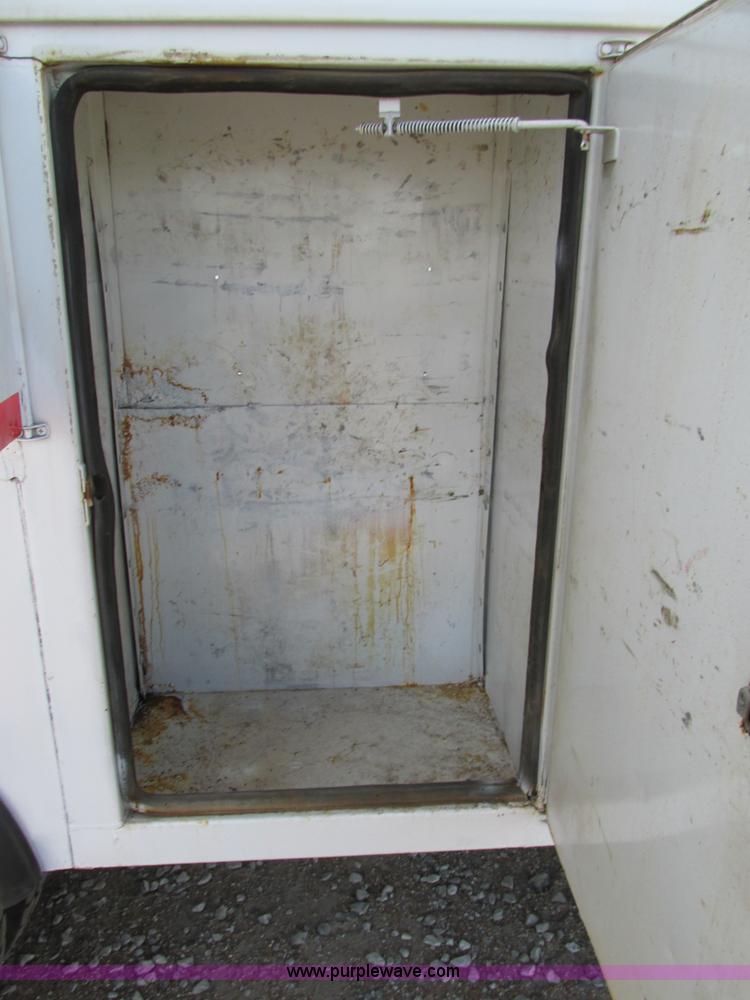 image for item AW9981 2004 Ford F650 Super Duty XL service truck with crane